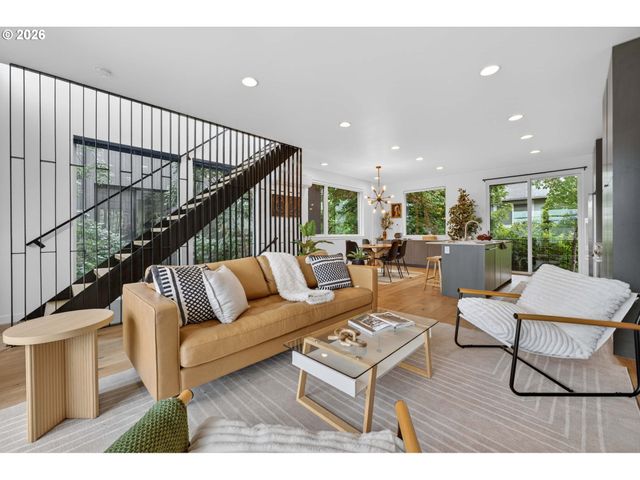 2618 N ROSA PARKS Way, Portland, OR 97217
