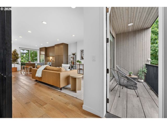 2618 N ROSA PARKS Way, Portland, OR 97217
