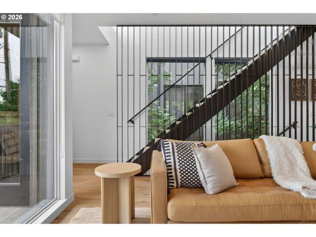 2618 N ROSA PARKS Way, Portland, OR 97217