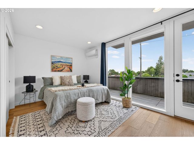 2618 N ROSA PARKS Way, Portland, OR 97217