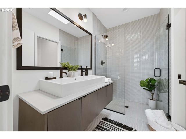 2618 N ROSA PARKS Way, Portland, OR 97217