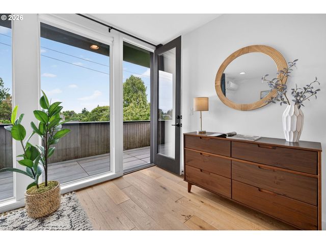 2618 N ROSA PARKS Way, Portland, OR 97217