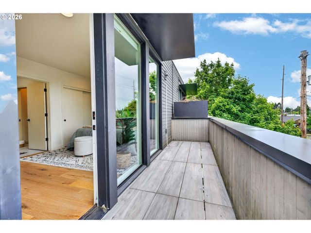 2618 N ROSA PARKS Way, Portland, OR 97217