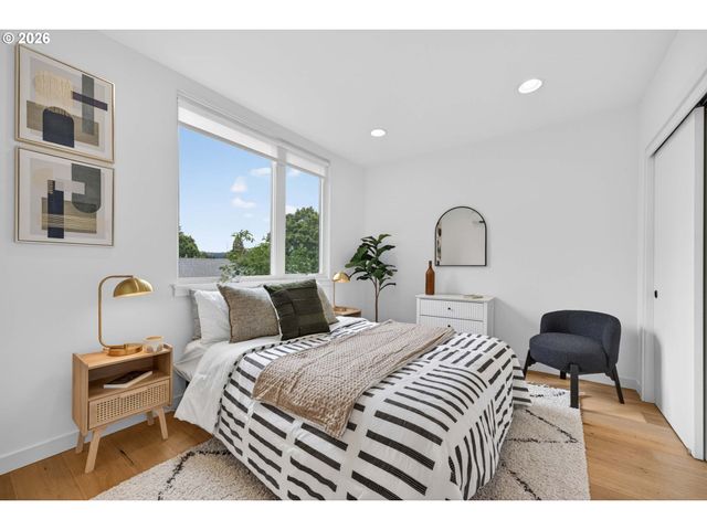 2618 N ROSA PARKS Way, Portland, OR 97217