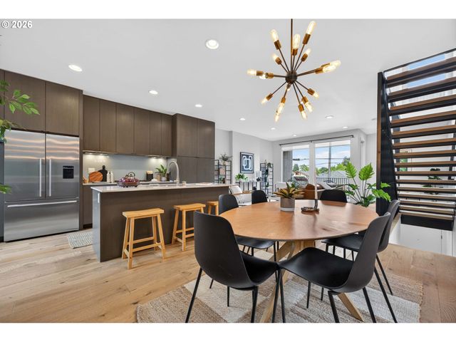 2618 N ROSA PARKS Way, Portland, OR 97217