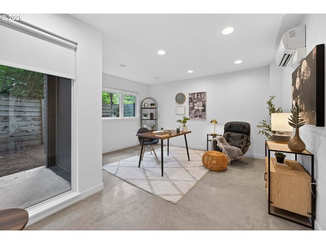 2618 N ROSA PARKS Way, Portland, OR 97217