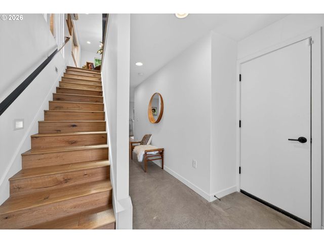 2618 N ROSA PARKS Way, Portland, OR 97217