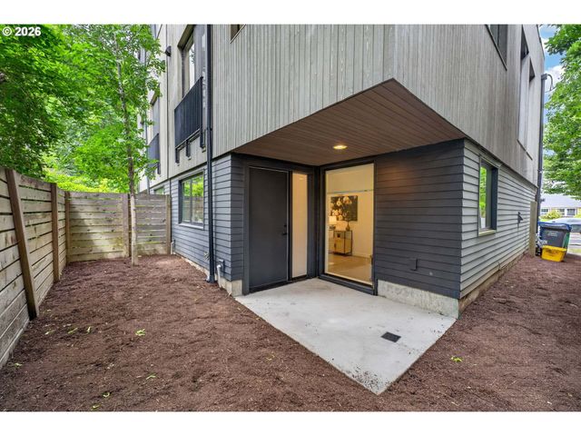 2618 N ROSA PARKS Way, Portland, OR 97217