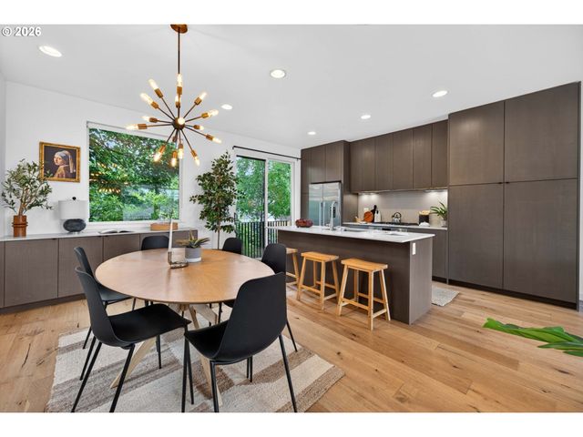 2618 N ROSA PARKS Way, Portland, OR 97217