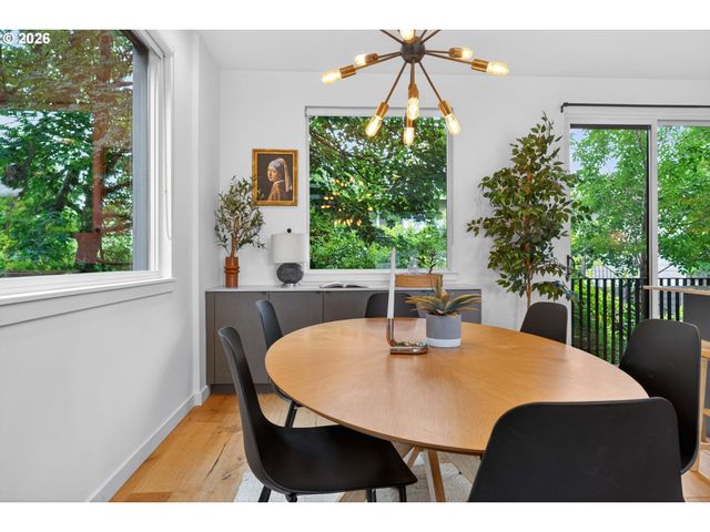 2618 N ROSA PARKS Way, Portland, OR 97217