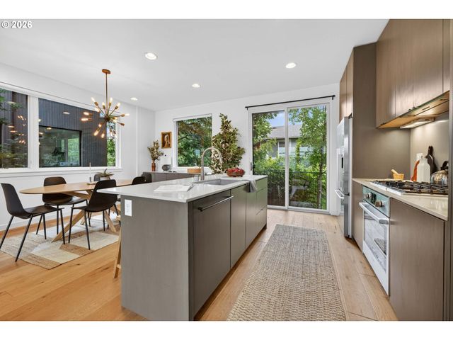 2618 N ROSA PARKS Way, Portland, OR 97217