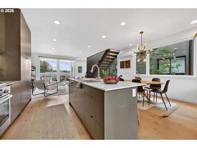 2618 N ROSA PARKS Way, Portland, OR 97217