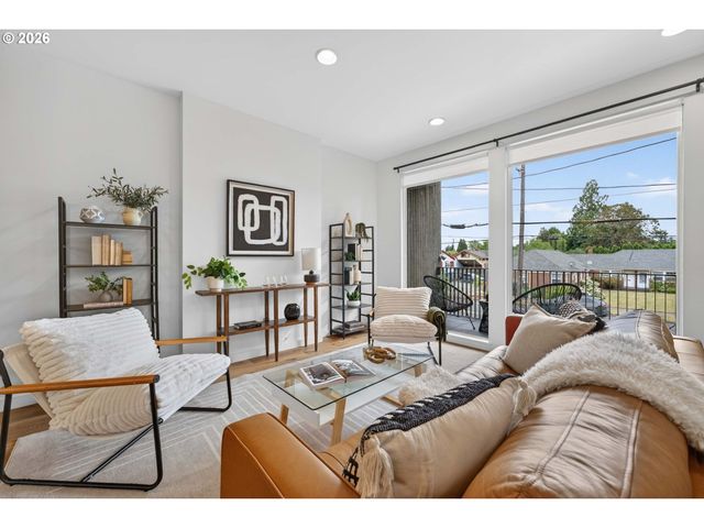 2618 N ROSA PARKS Way, Portland, OR 97217