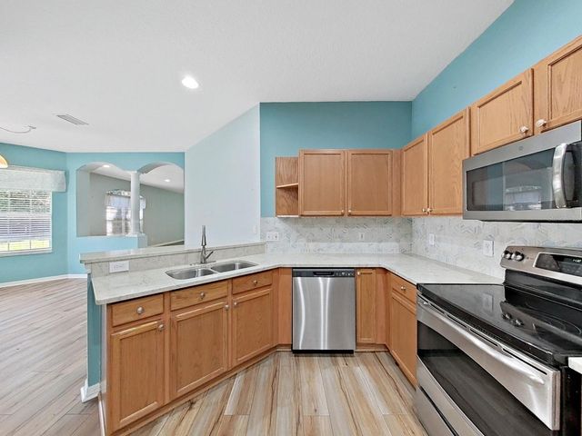 6077 SANDHILL RIDGE DRIVE, Lithia, FL 33547