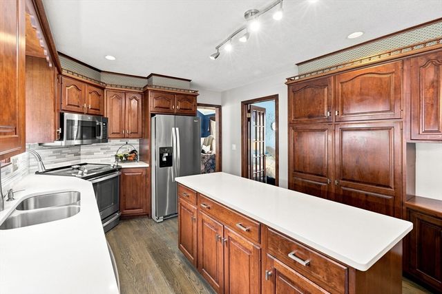 27 Shirley St, Wilbraham, MA 01095