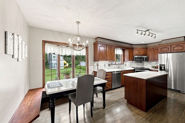 27 Shirley St, Wilbraham, MA 01095