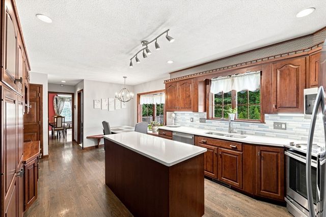 27 Shirley St, Wilbraham, MA 01095
