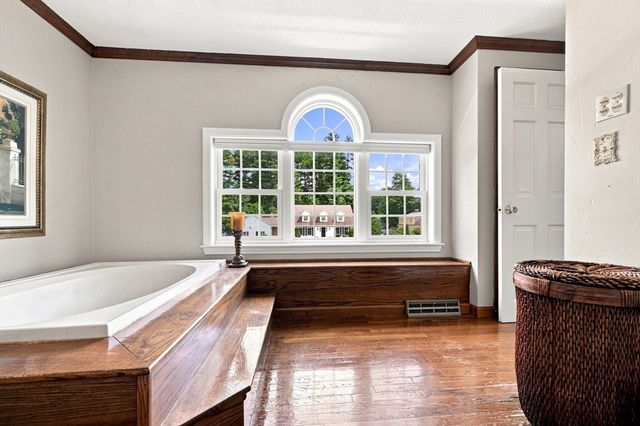 27 Shirley St, Wilbraham, MA 01095