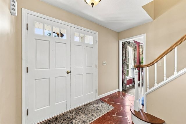 27 Shirley St, Wilbraham, MA 01095
