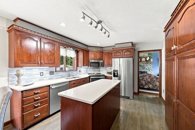 27 Shirley St, Wilbraham, MA 01095