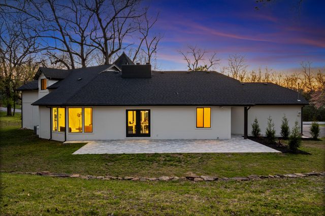 5554 S Woodcliffe Drive, Springfield, MO 65804
