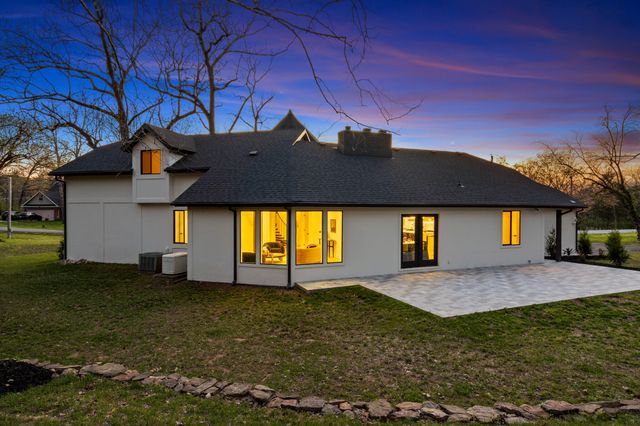 5554 S Woodcliffe Drive, Springfield, MO 65804