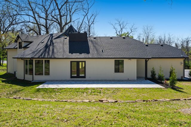 5554 S Woodcliffe Drive, Springfield, MO 65804