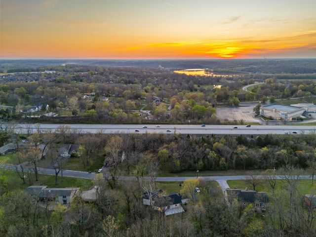5554 S Woodcliffe Drive, Springfield, MO 65804