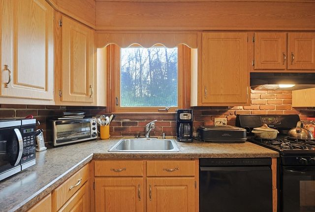 5 Montgomery Dr, Framingham, MA 01701