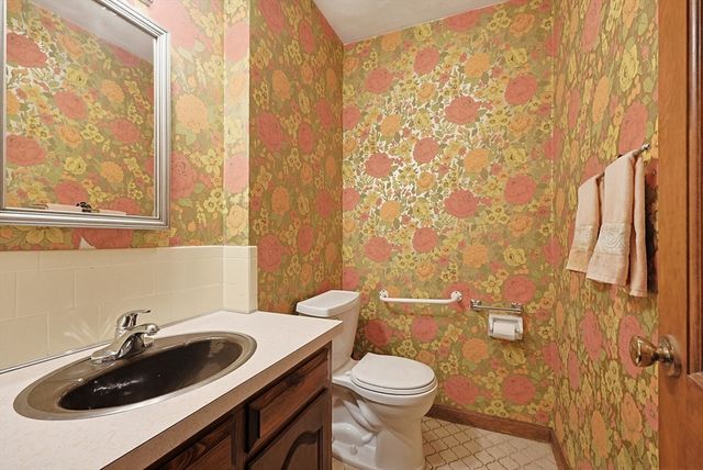 5 Montgomery Dr, Framingham, MA 01701