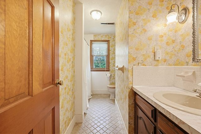 5 Montgomery Dr, Framingham, MA 01701