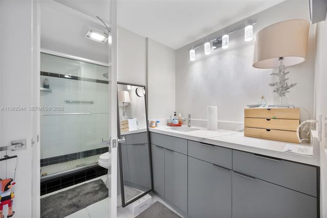3731 N Country Club Drive 521, Aventura, FL 33180