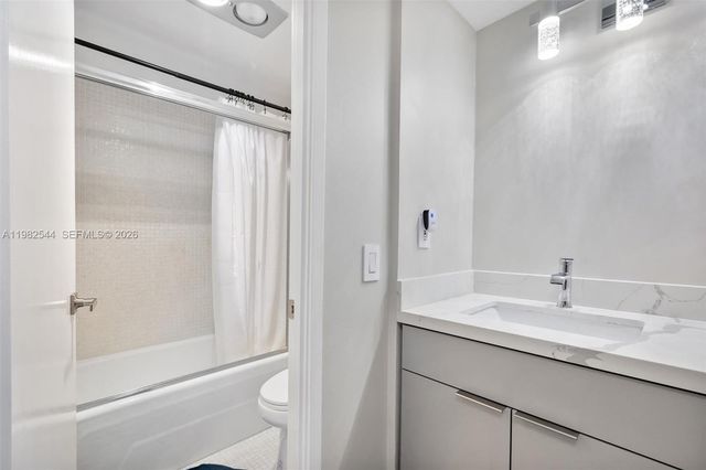 3731 N Country Club Drive 521, Aventura, FL 33180
