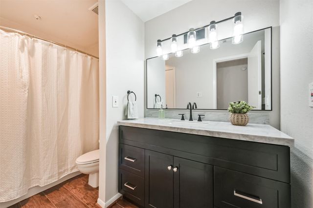 2001 Bering Drive 4D, Houston, TX 77057