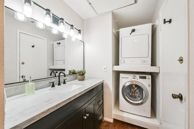 2001 Bering Drive 4D, Houston, TX 77057