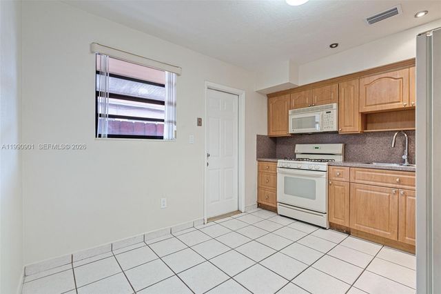 1028 W 30th St 1028, Hialeah, FL 33012