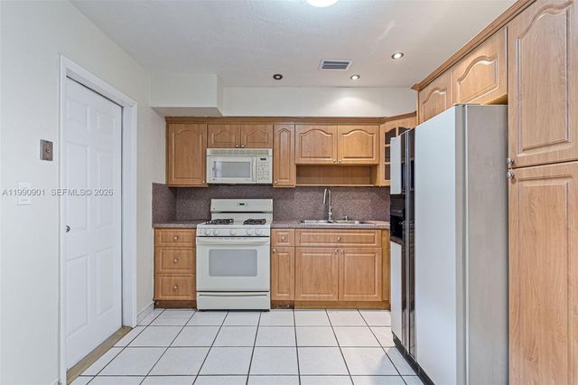 1028 W 30th St 1028, Hialeah, FL 33012