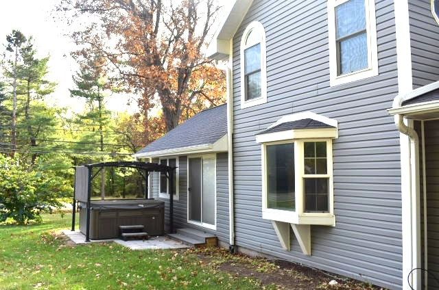 2912 Woodlawn Road, Sterling, IL 61081