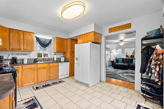 2611 Bay Avenue, Hoquiam, WA 98550