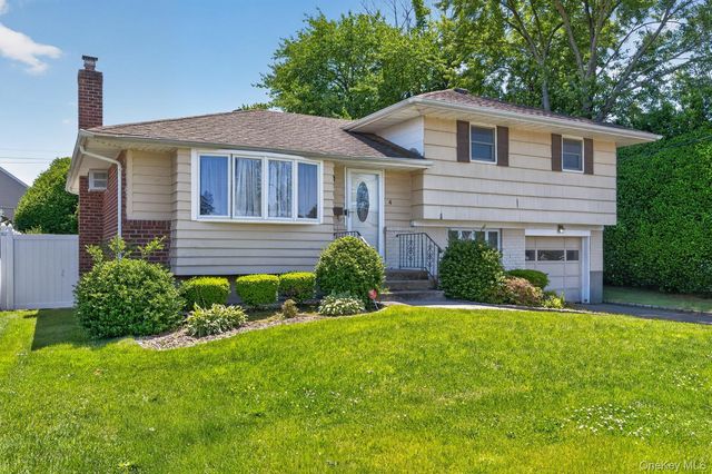 4 Gates Avenue, Plainview, NY 11803