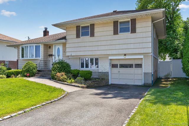 4 Gates Avenue, Plainview, NY 11803