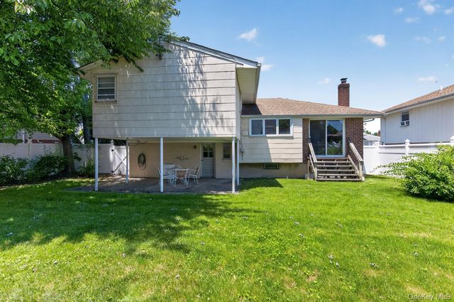 4 Gates Avenue, Plainview, NY 11803