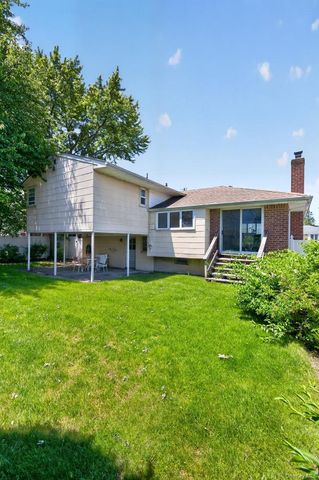 4 Gates Avenue, Plainview, NY 11803