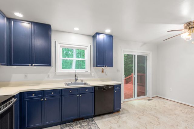 10015 WINDRIDGE DR, Fredericksburg, VA 22407