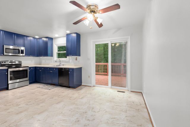 10015 WINDRIDGE DR, Fredericksburg, VA 22407