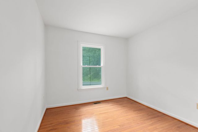 10015 WINDRIDGE DR, Fredericksburg, VA 22407