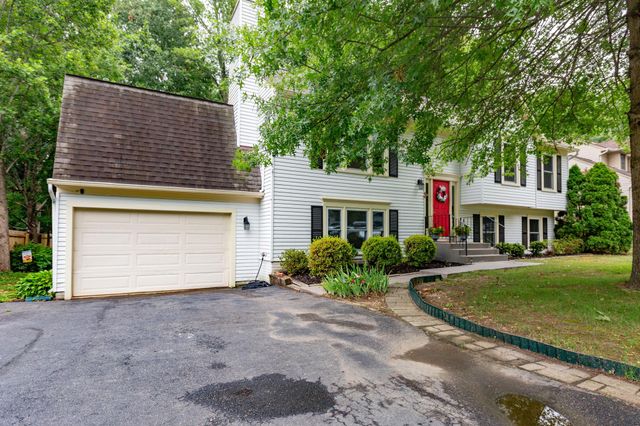 10015 WINDRIDGE DR, Fredericksburg, VA 22407