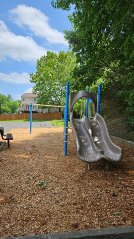 10015 WINDRIDGE DR, Fredericksburg, VA 22407