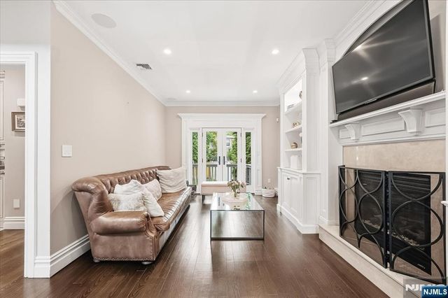 58 Mackay Avenue, Waldwick, NJ 07463