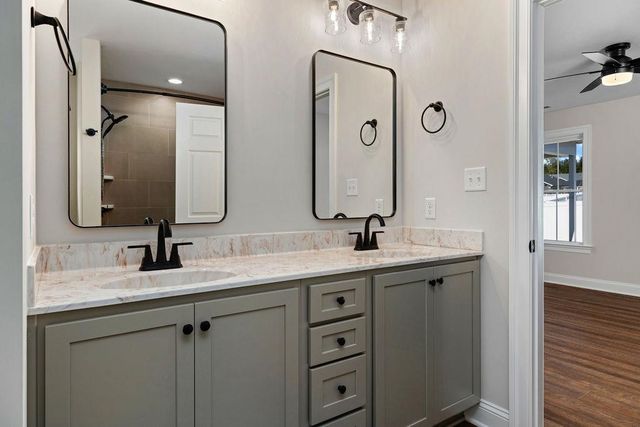 155 LANGLEY DR, Waynesboro, VA 22980